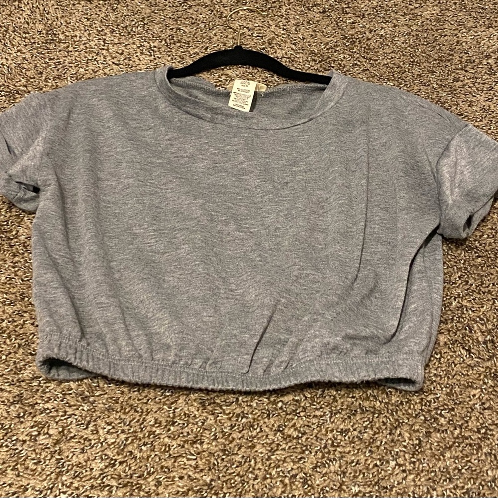 Gray crop top shirt